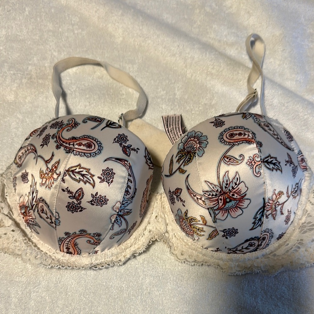 Victorias Secret 36C White Paisley Lace Trim Push-Up Bra